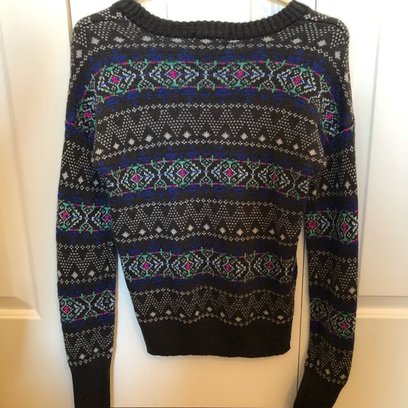 Gray Aztec pattern sweater - Picture 2 of 3